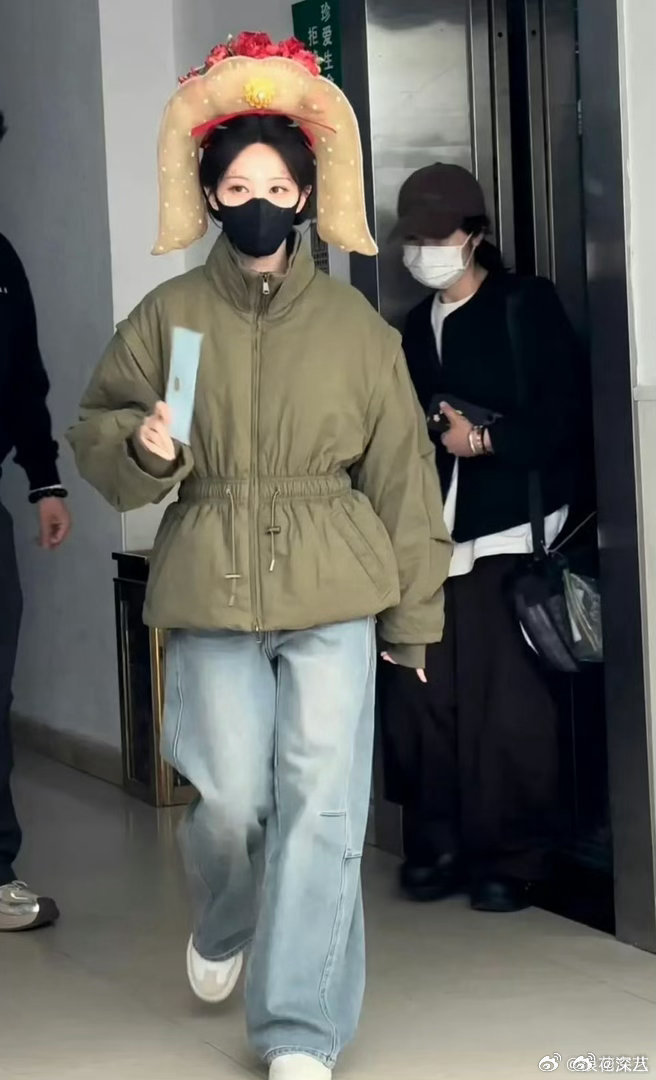 易小雅又在害李一桐了易小雅给李一桐做的垂肩冠造型 易小雅给李一桐做的垂肩冠造型，