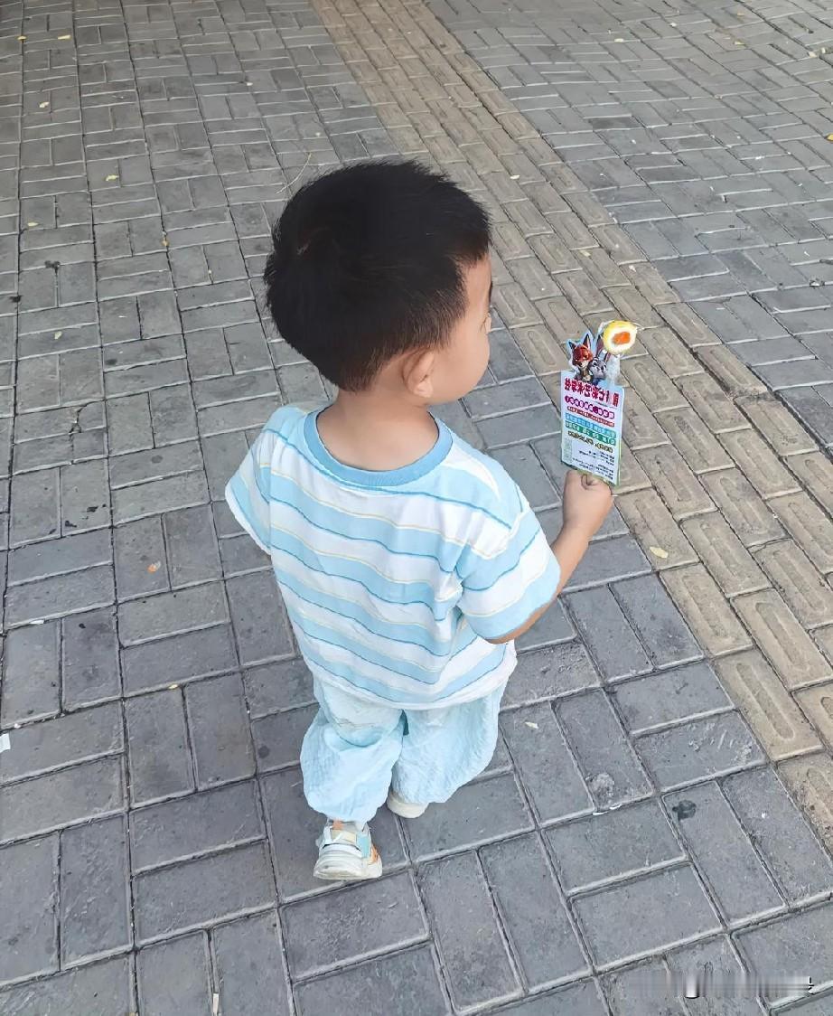 又是一年开学季。原本担心黏人身后的小神兽，今天坦然走进校园，没有不舍的啼哭。还回