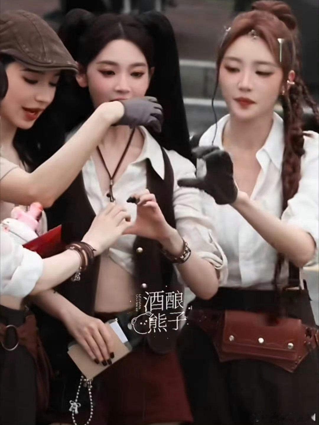 月下瑶台 你的瑶妹瑶台月下这波同框直接把氛围感拉满加上不否认的态度简直是给嗑糖党
