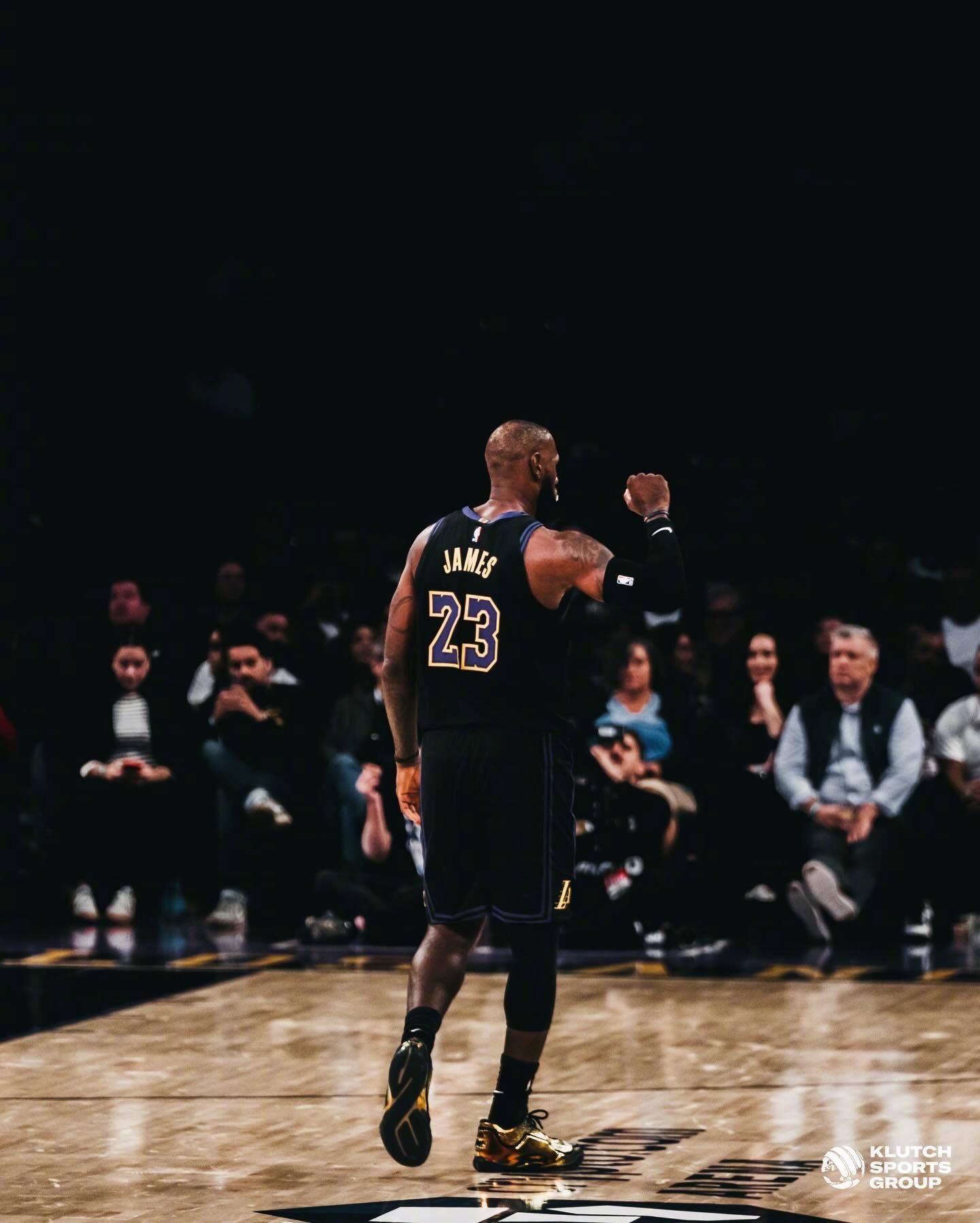 刚从发展联盟提上来的湖人新秀詹姆斯晒照，第一场比赛有点小激动。 