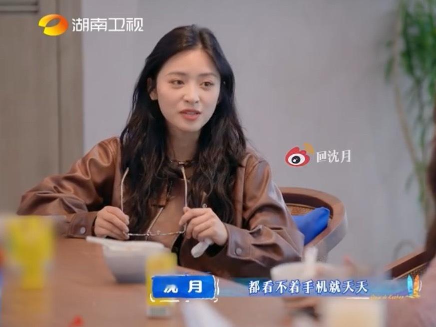 谭松韵心疼沈月再说一遍这个世界不能没有女孩子，谭松韵心疼沈月太辛苦了想要替她分担