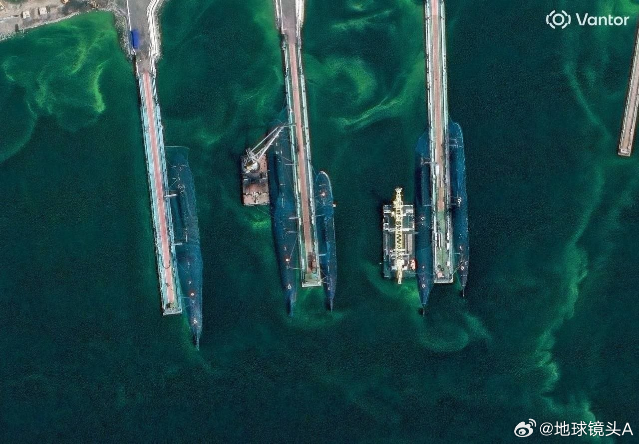 俄罗斯太平洋舰队雷巴奇海军基地停泊的 955 型 “北风之神” 级战略核潜艇上方