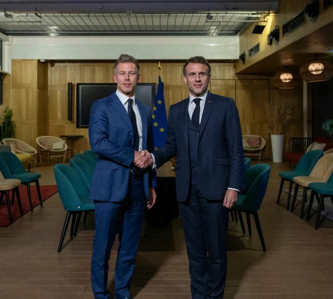 马克龙祝贺马扎尔胜选，鼓励对方和欧盟积极合作。

《费加罗报》报道，当地时间12