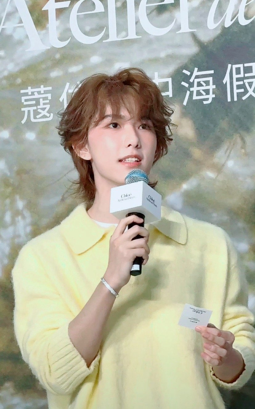 爆光啦！马柏全上海活动造型也太戳人了！卷毛+奶黄色毛衣，像个软乎乎的奶黄包，腮红