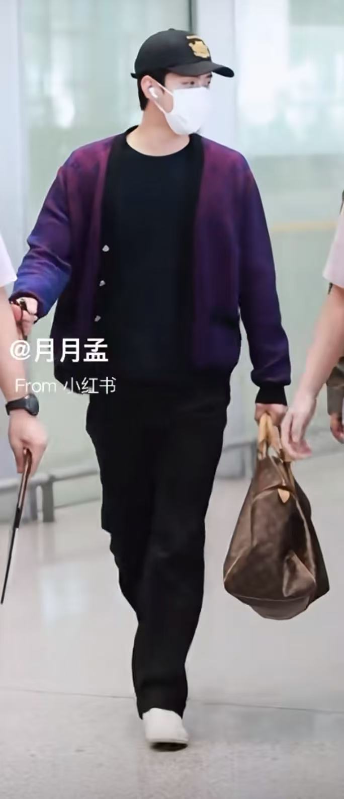 张艺兴经纪人接机吴世勋吴世勋拿空包来进货的吗吴世勋拿空包来进货的吗，期待今晚，[