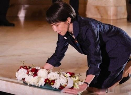 这是 5 月 4 日，日本首相高市早苗访问澳大利亚时的照片，据说是给在二战中死亡