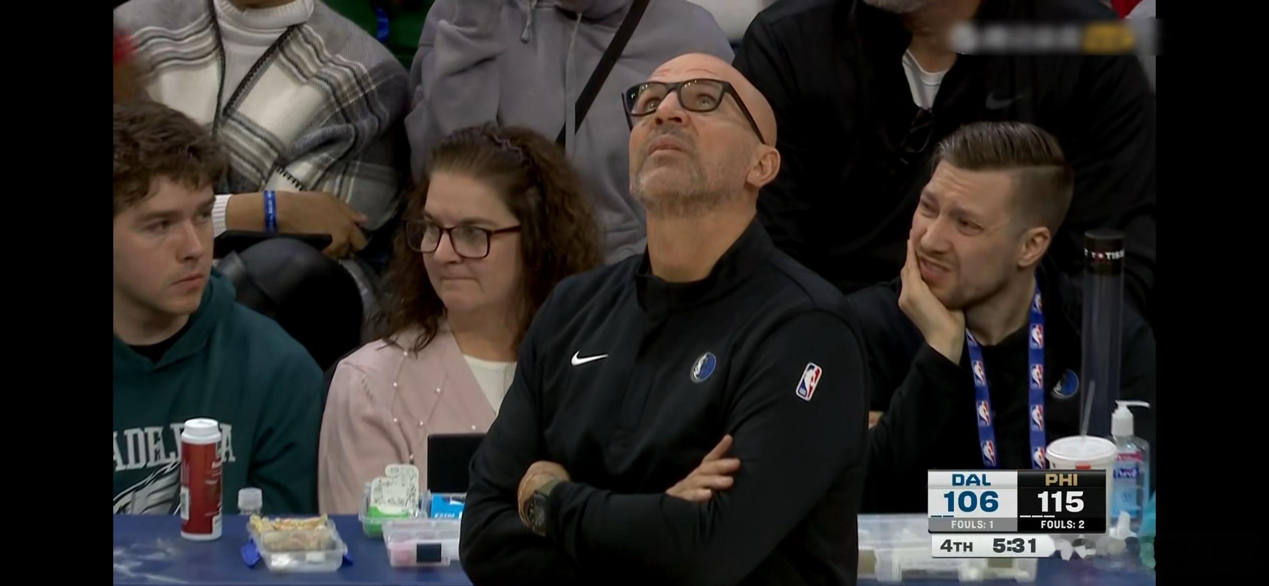 MFFL 连续被吹进攻犯规，我牛好久没得分了。比分被拉开了。76人背靠背战胜独行