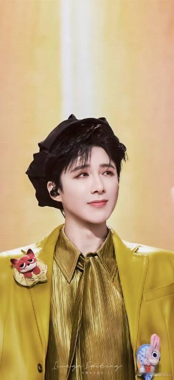 刘宇宁被门框夹住了丹东舞王也有翻车的时候！刘宇宁下台被门框夹到手忙脚乱，皱眉委屈