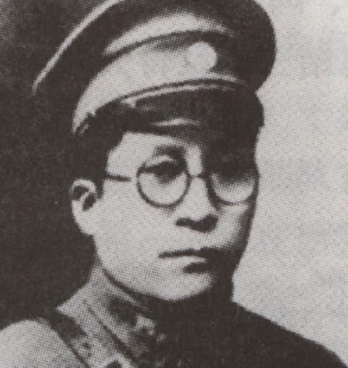 1949年深夜，重庆戴公祠，杨虎城将军被特务残忍杀害，随后被草草埋在花台之下，一