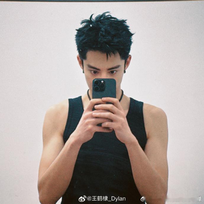 #王鹤棣和GAI击掌拥抱# 王鹤棣和GAI的击掌拥抱，让我看到了他们之间深厚的友