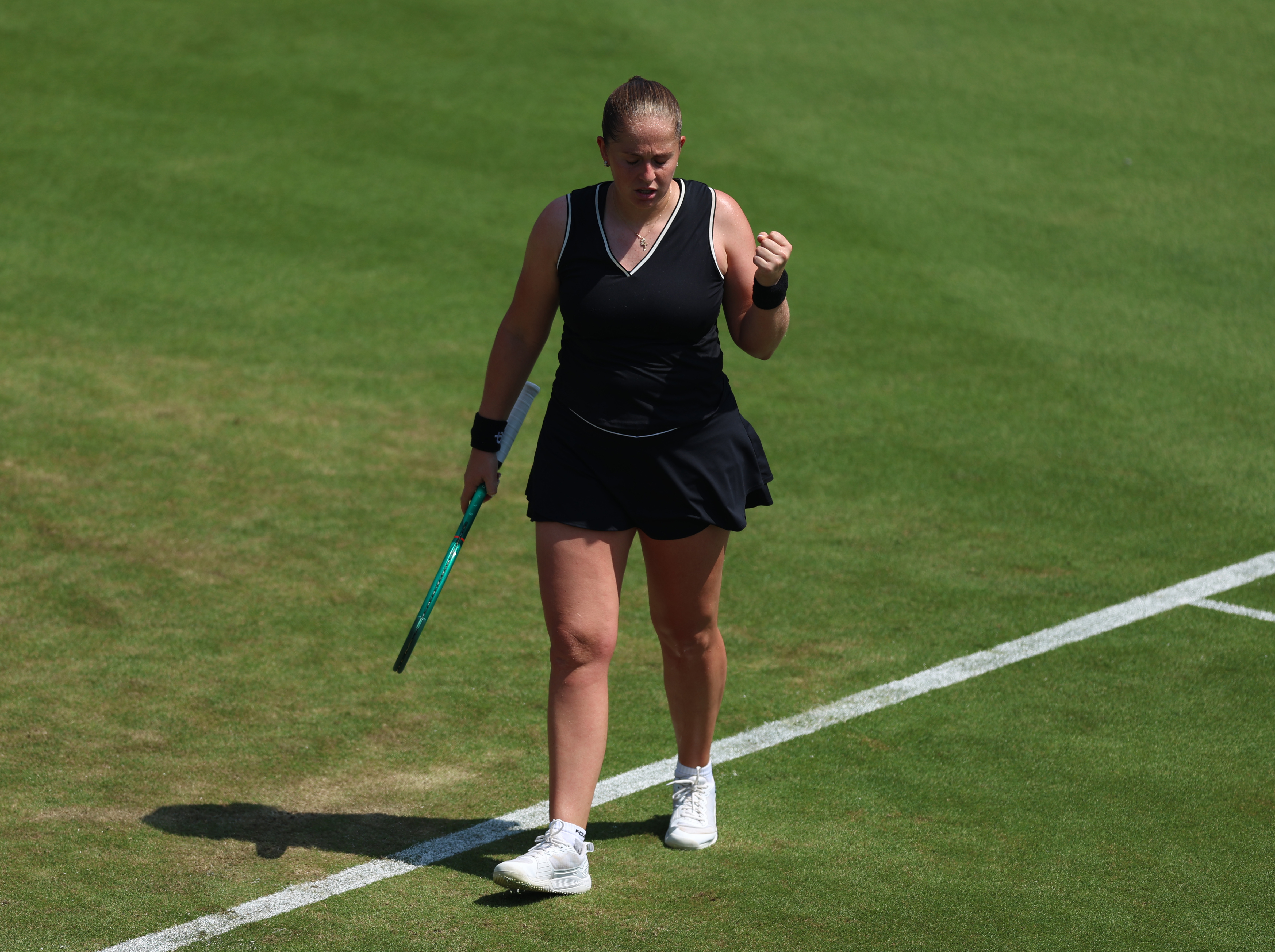 WTA250伊斯特本站1/4决赛，前赛会冠军、3号种子奥斯塔彭科以6-3 6-0