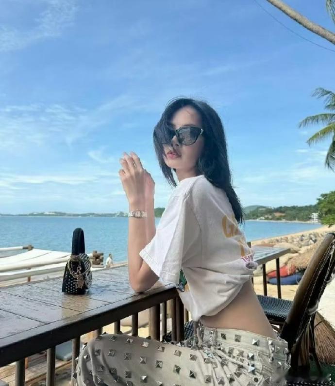 Lisa这裤子坐着不会屁股痛吗 