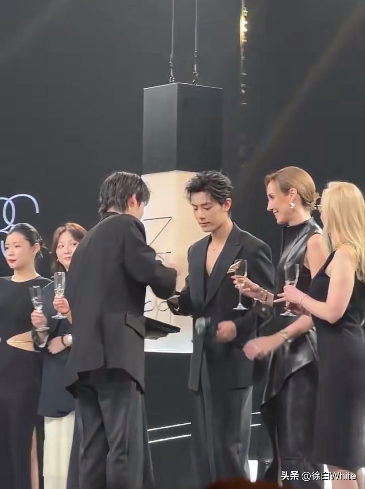 3月20日，肖战参加发布会，酒刚拿到手，众人的酒杯就围过来了，与肖战捧杯，肖战见