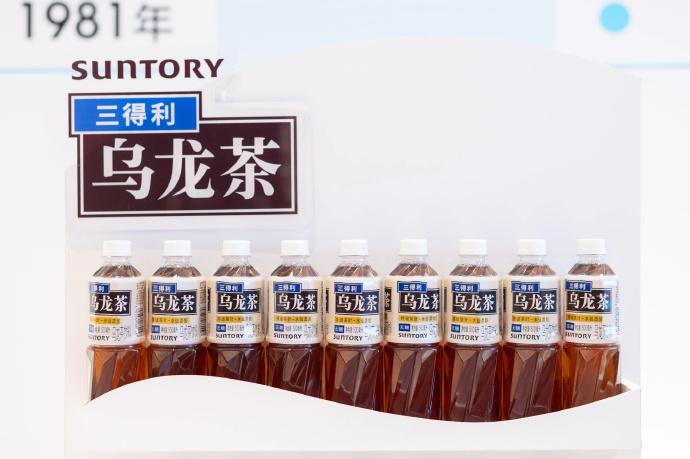 因购买涉嫌违法的保健品，日本饮料巨头三得利董事长新浪刚史已于9月1日闪电请辞。其