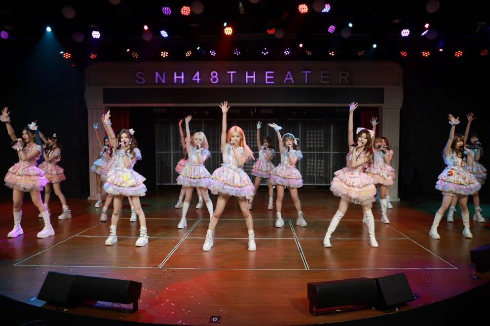 SNH48水着团综这次玩真的，一改往年打卡式记录，直接上完整叙事加竞技环节。五位