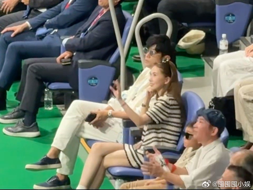 周杰伦昆凌带儿子东京看网球赛周杰伦昆凌一家三口东京看网球赛 周杰伦昆凌在东京看网