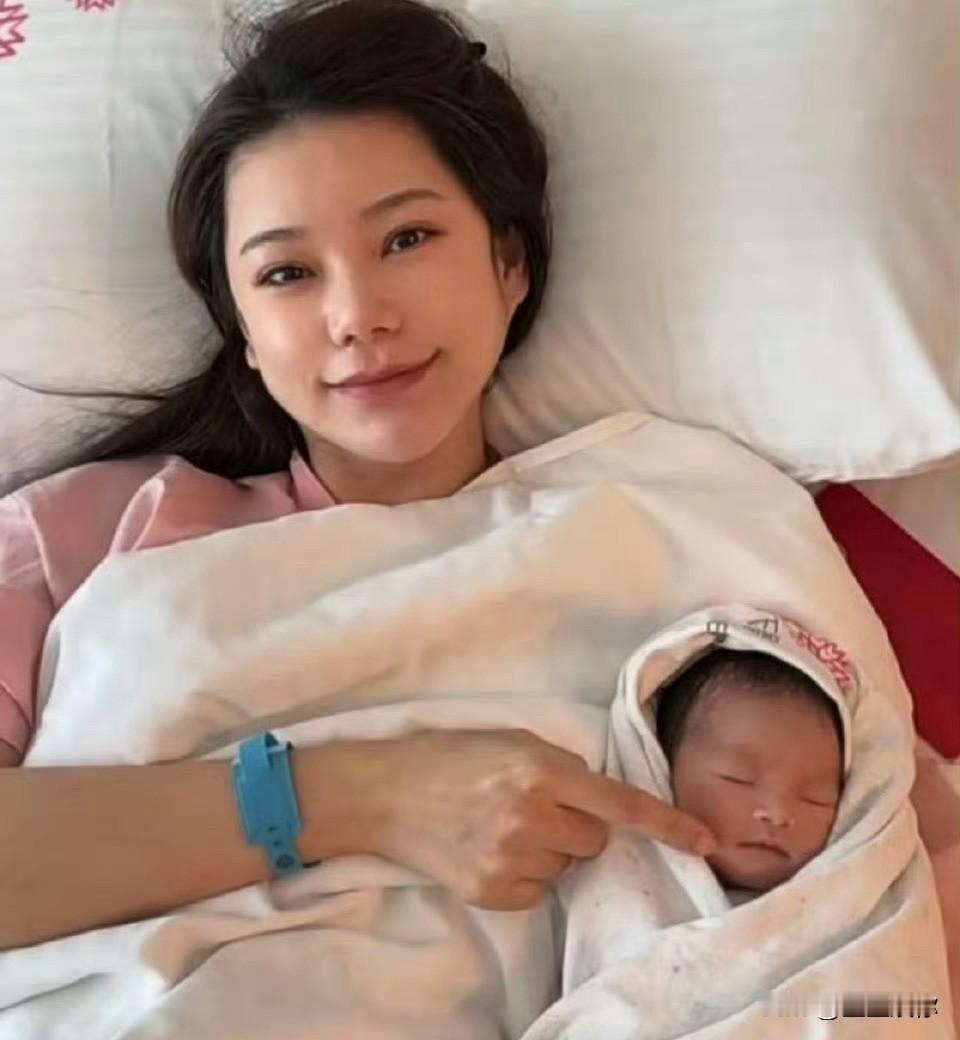 马筱梅这个女人还真的很低调啊，怀孕都没有看到她怎么出来晒肚子，是个很聪明的女人。