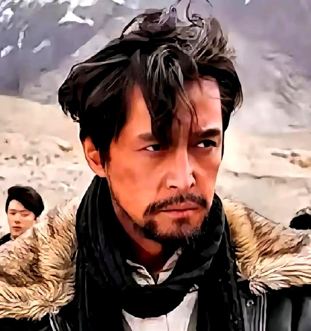 胡歌、梅婷，高原。
三十年，没说一句“爱”。
这俩人，疯了吧？
她蓝布衫，药箱不