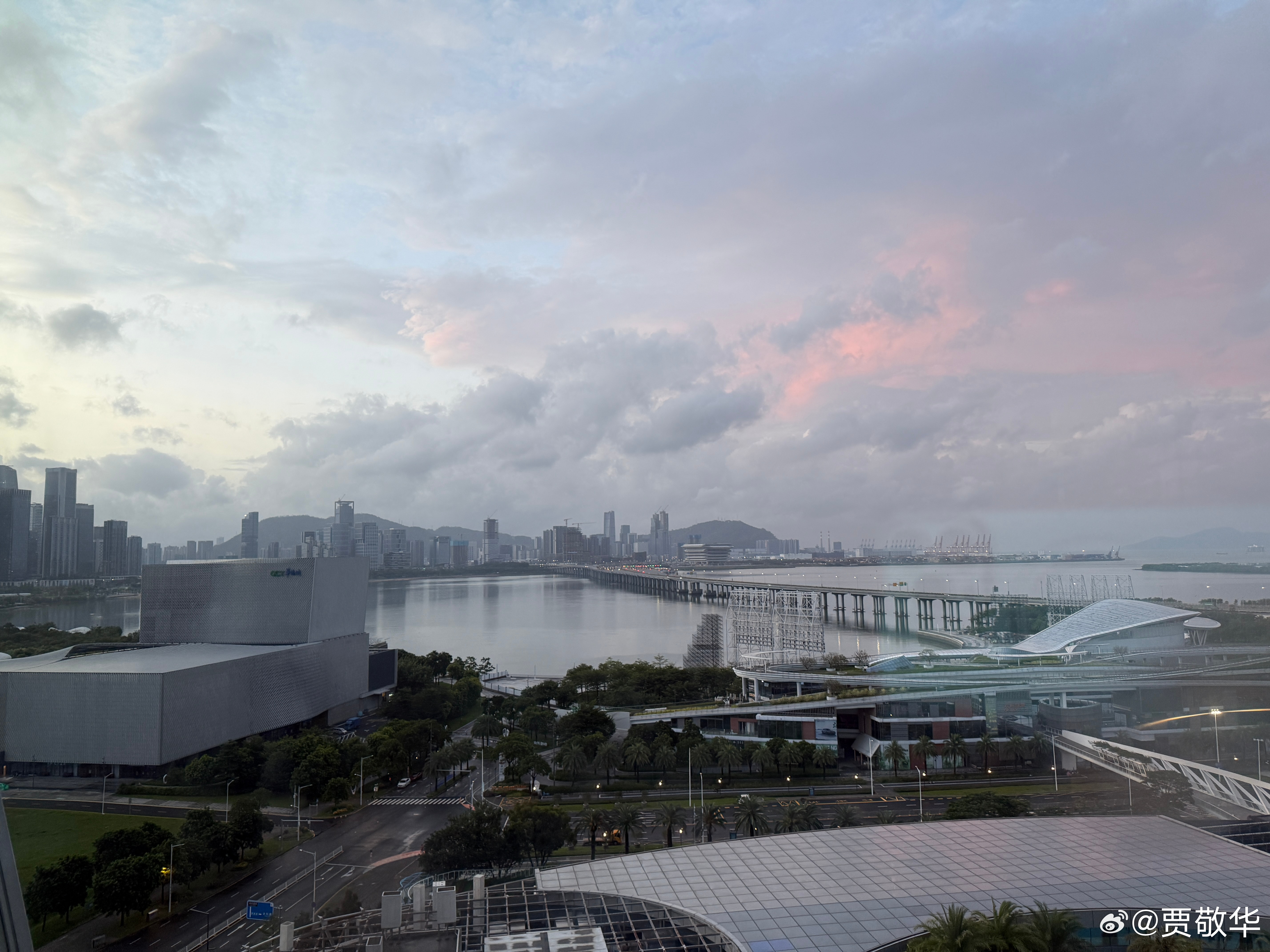 #每天早起打卡# 台风过后，深圳的景色还是很美的。起床，去高铁站！ ​​​
