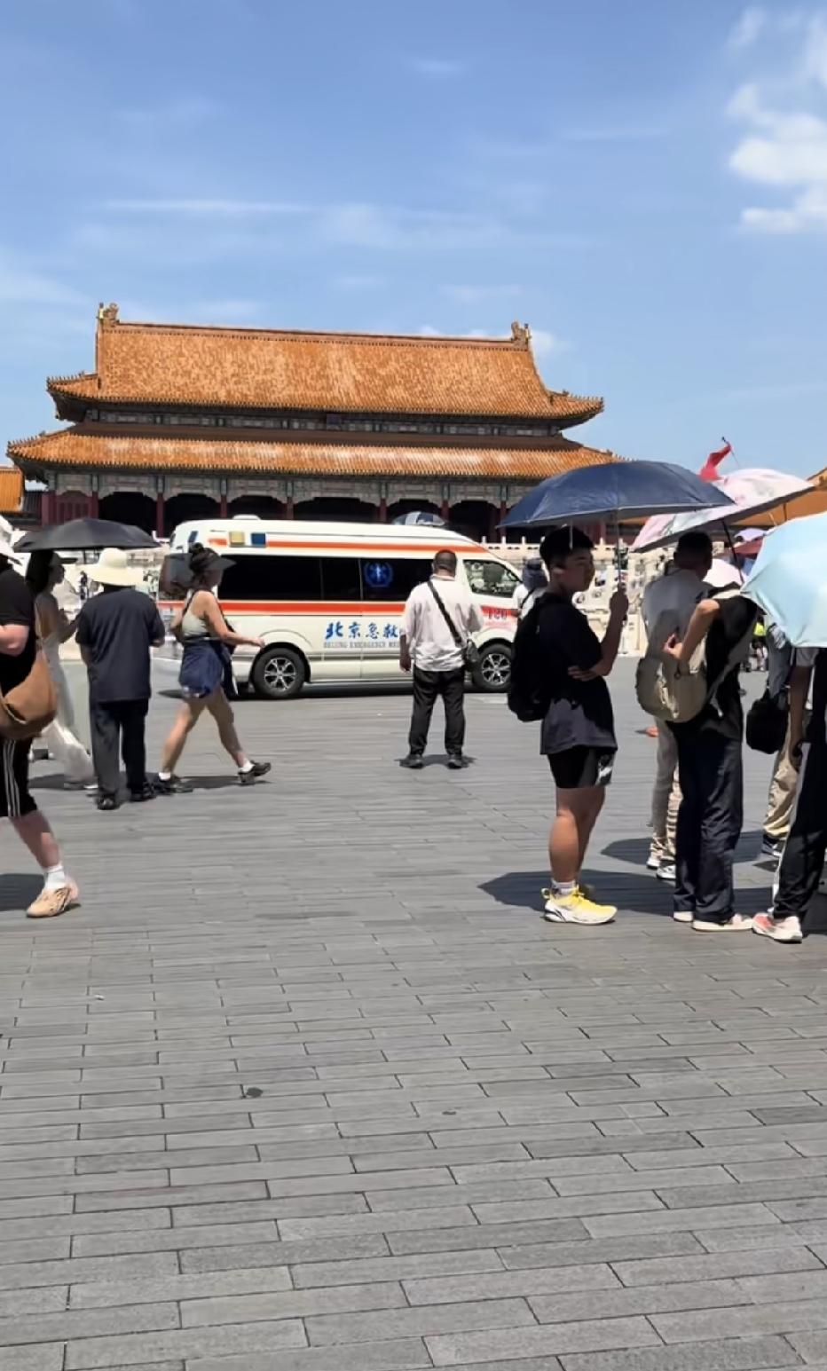 什么原因呢？

那就是气温实在是太高了，气温计估计都爆表了，人在户外游玩，分分钟