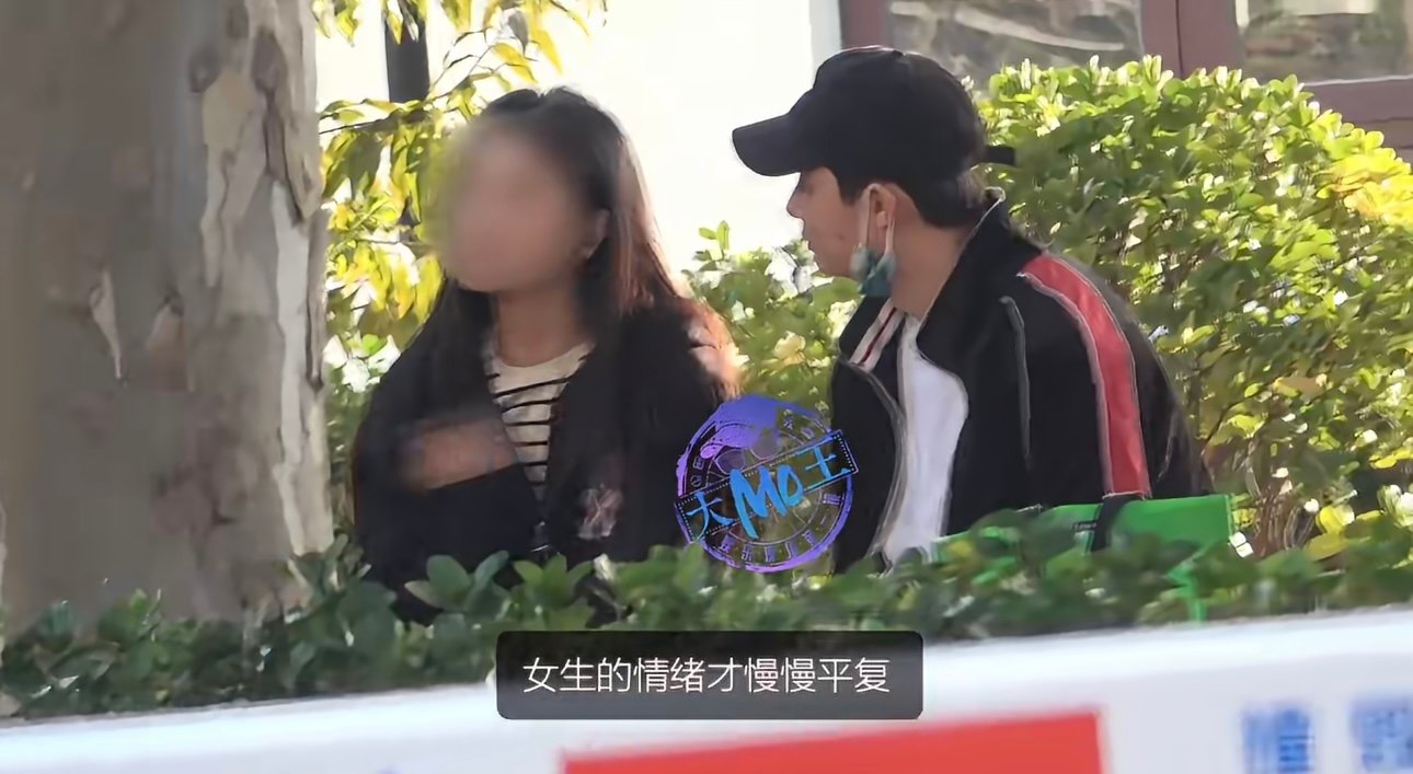 张铭恩一直看镜头张铭恩解释女友下跪的事，说并没有下跪 ​​​