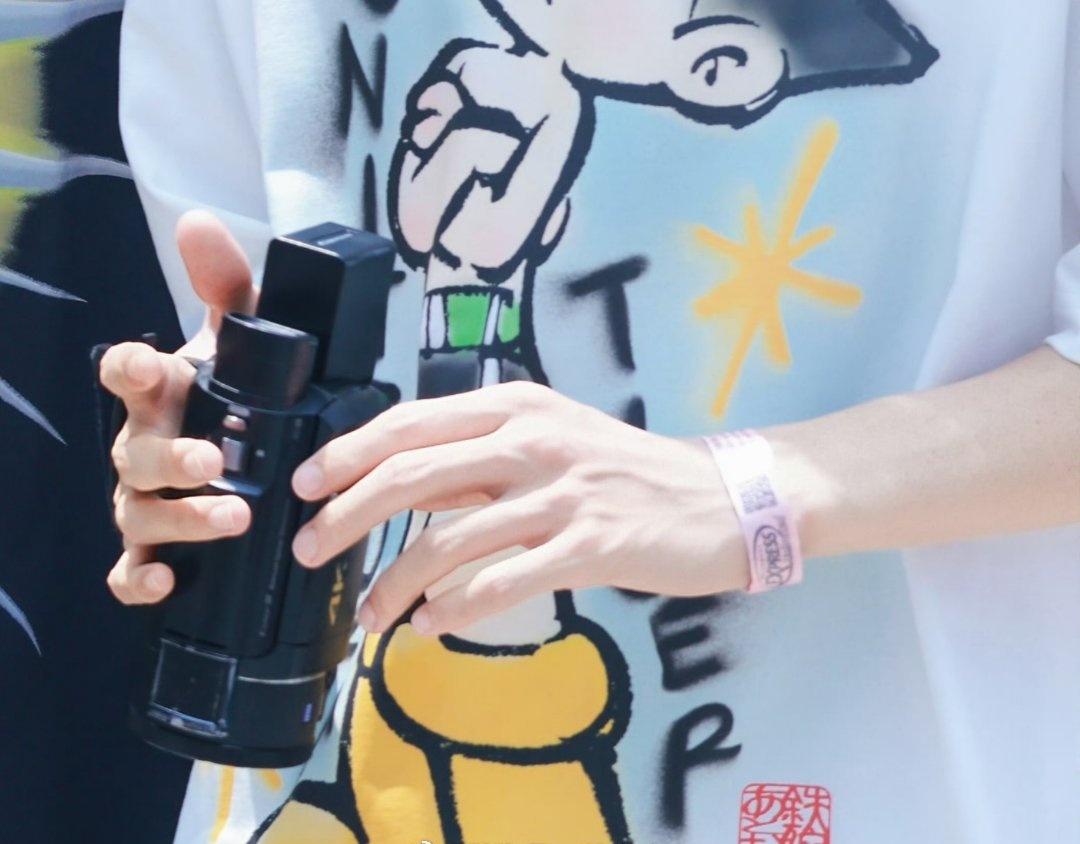然后我发现这个手环都快滑到吕思瞳手掌了?老妈手臂到底有多细[皱眉][皱眉]
和你