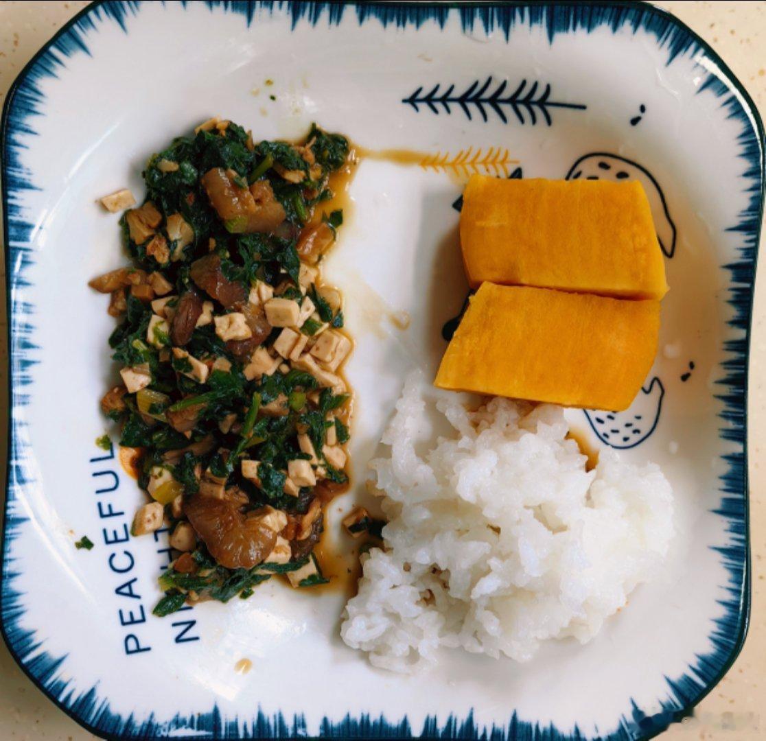 今天在母亲家待最后一天，最后一顿午餐：米饭，红薯，肉沫海参豆腐茼蒿心，吃的不多制