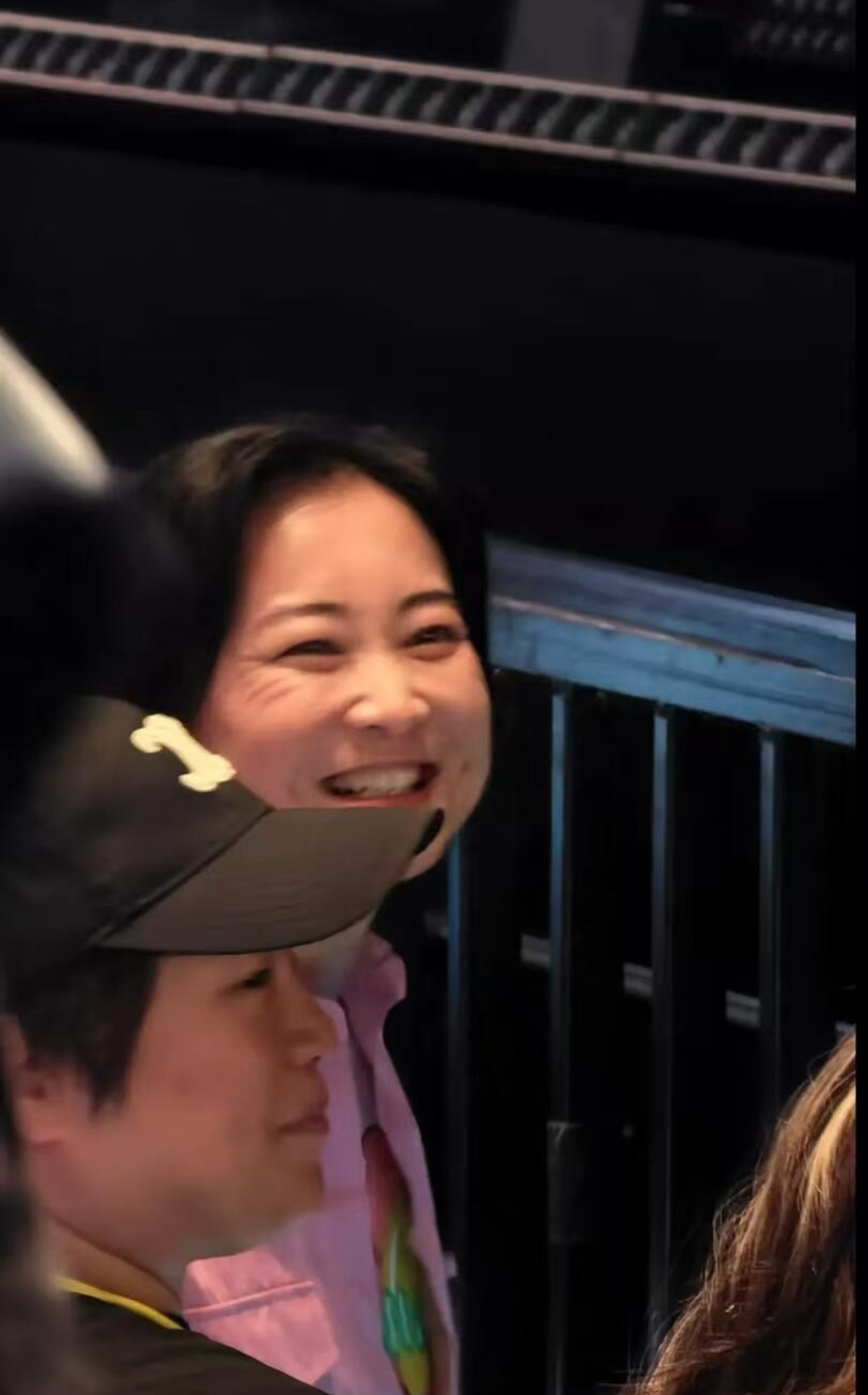 贾玲在刘德华演唱会跨年  好久没看到如此真实的贾玲了，果然追星的女孩最自由最快乐