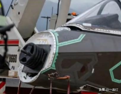 F-35战机，战斗机中的健身机。
没有雷达，哑铃来配重。