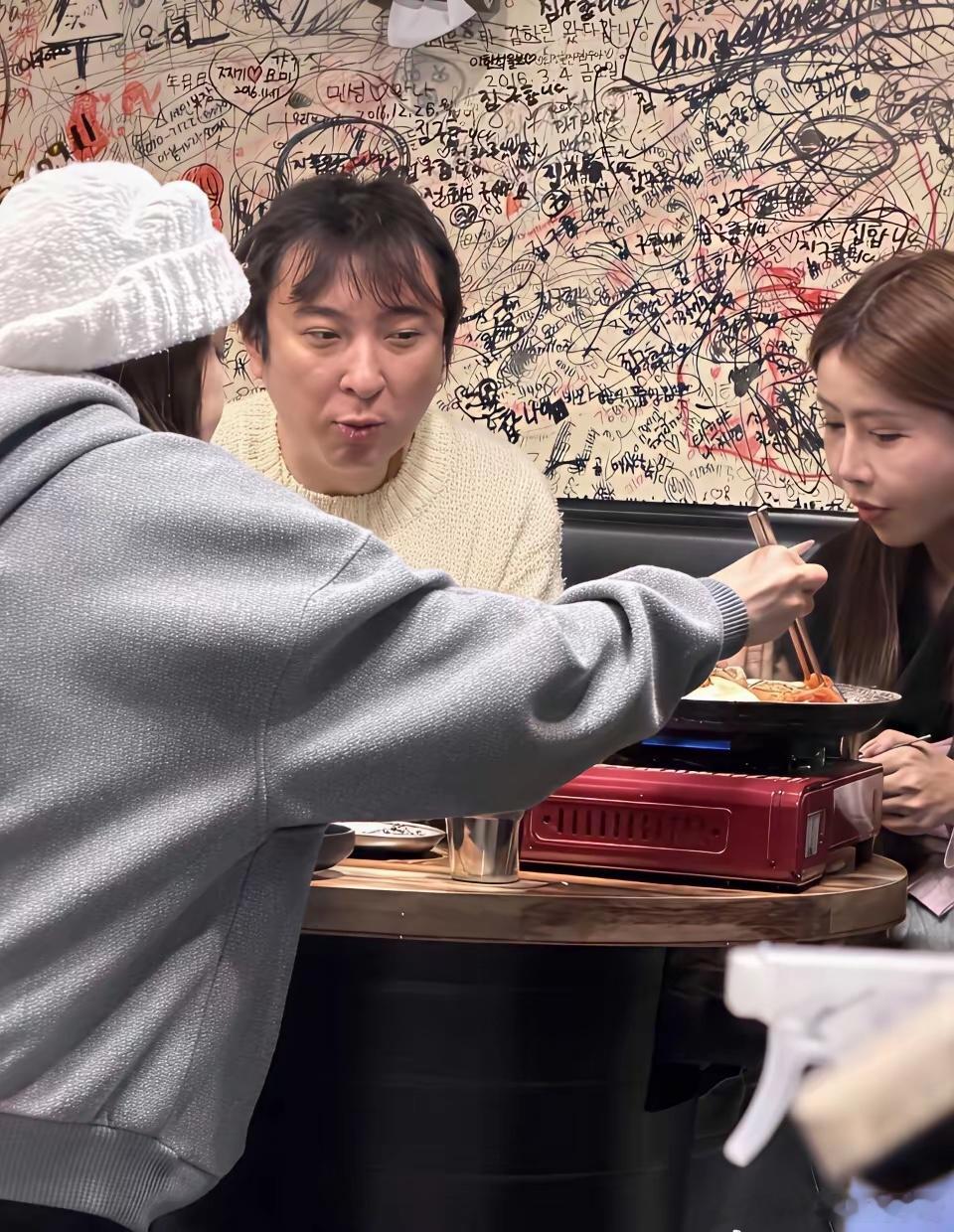 王思聪真的不缺女伴，金美娜都能约到，看来王思聪在韩国，日本真的很受女人的欢迎。 