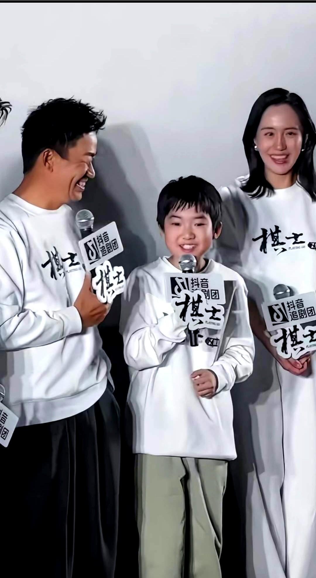 昔日互撕成狗血连续剧，如今竟成离异育儿“教科书”？
这结局比电影还魔幻。
数据显