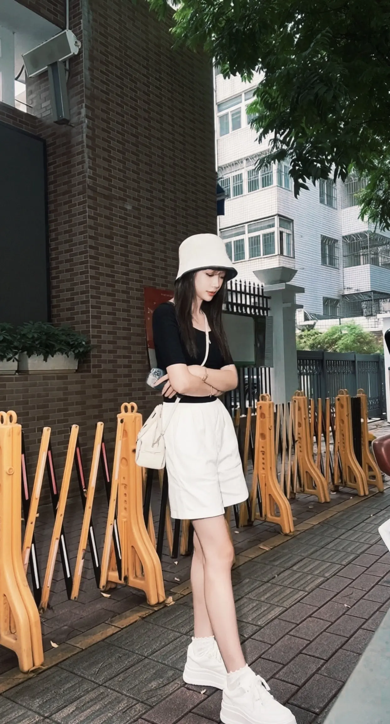 碎花裙的浪漫留给别人，我穿T恤牛仔裤，照样能接住夏天的风。