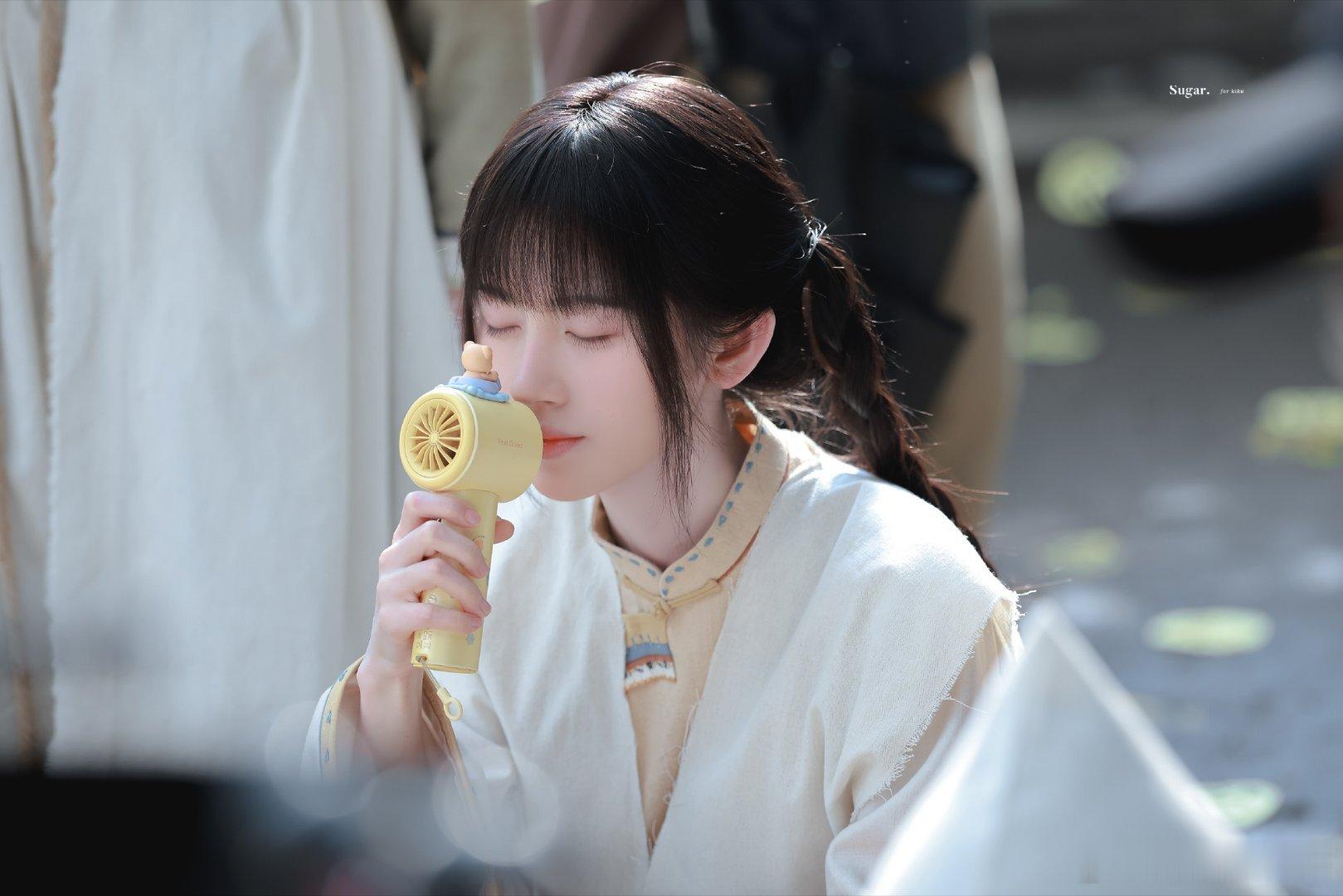 鞠婧祎 jjy鞠婧祎姜黎非 jjy鞠婧祎 眼泪落在屏幕上，会不会变成你头顶的雨季