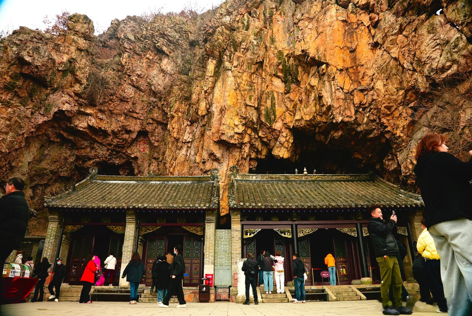 有点喜欢大孤山现在的状态。花在山脚下蔓延开来，你在山脚看花，再往山上祈福，会发现
