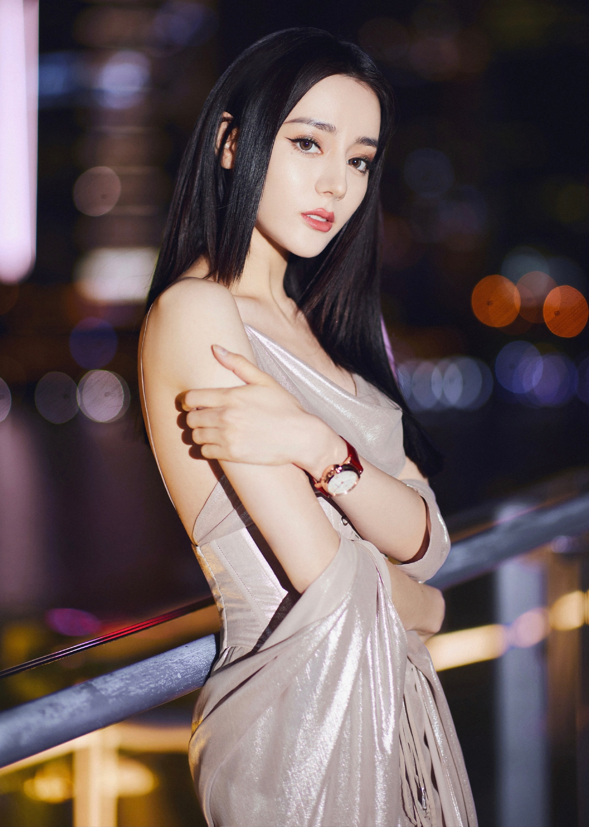 迪丽热巴方祝贺功夫女足票房破18亿 功夫女足厉害了，热巴继续加油~迪丽热巴