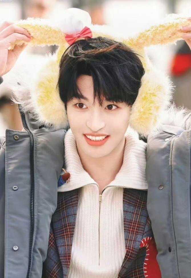 黄子弘凡黄子弘凡的爱情买卖好高级 救命啊哈哈哈哈！《爱情买卖》还能这么唱？黄子一