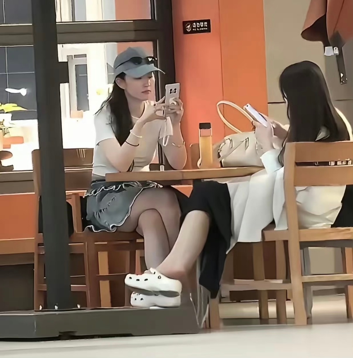 刘亦菲给员工送黄金做刘亦菲的工作人员是真爽，特别是助理，活动又少，还能到处旅游，