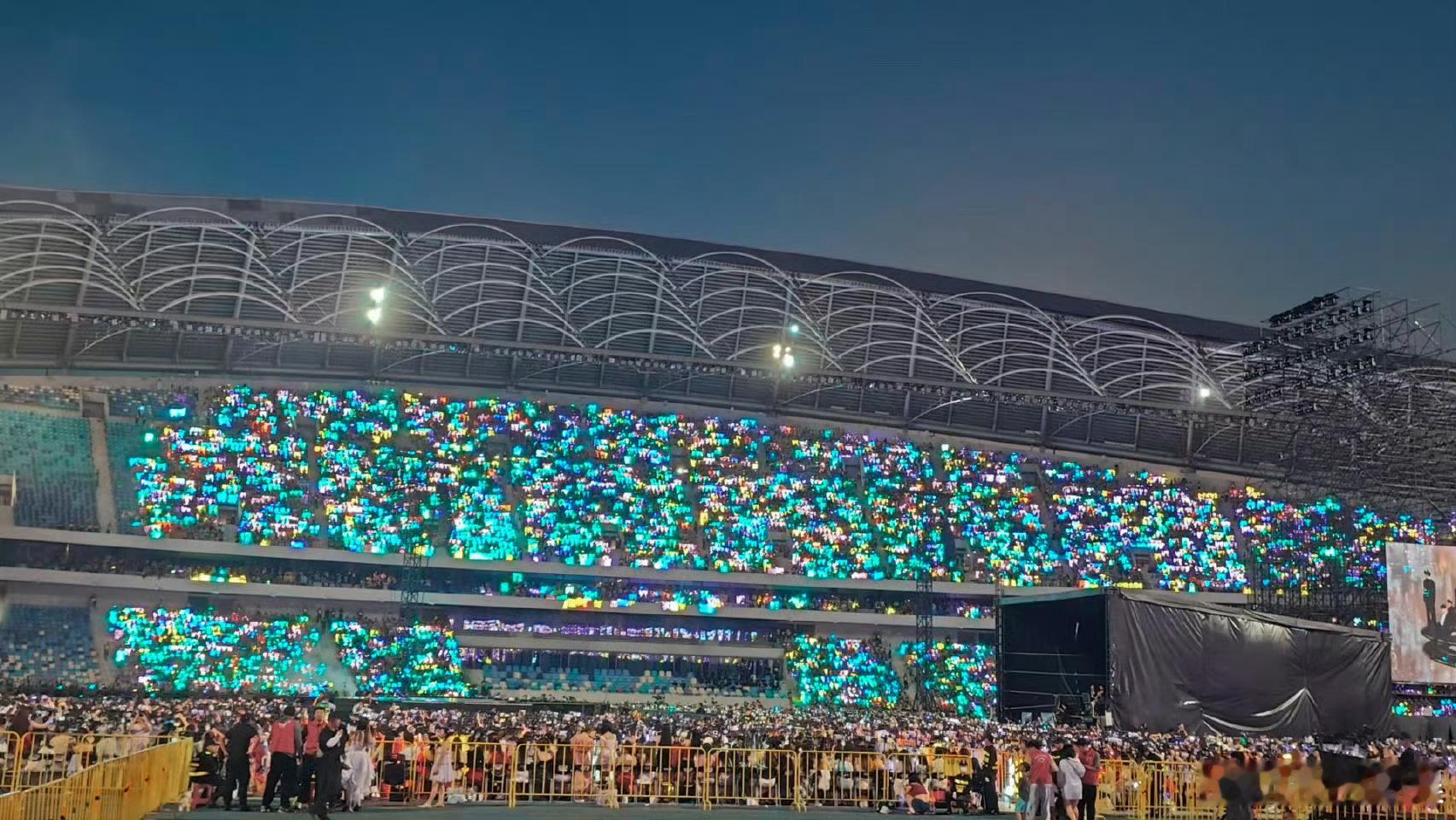 投宋亚轩区域可比对面多了9000+座位，没的比灯牌热点现场栏杆人墙时代少年团海口