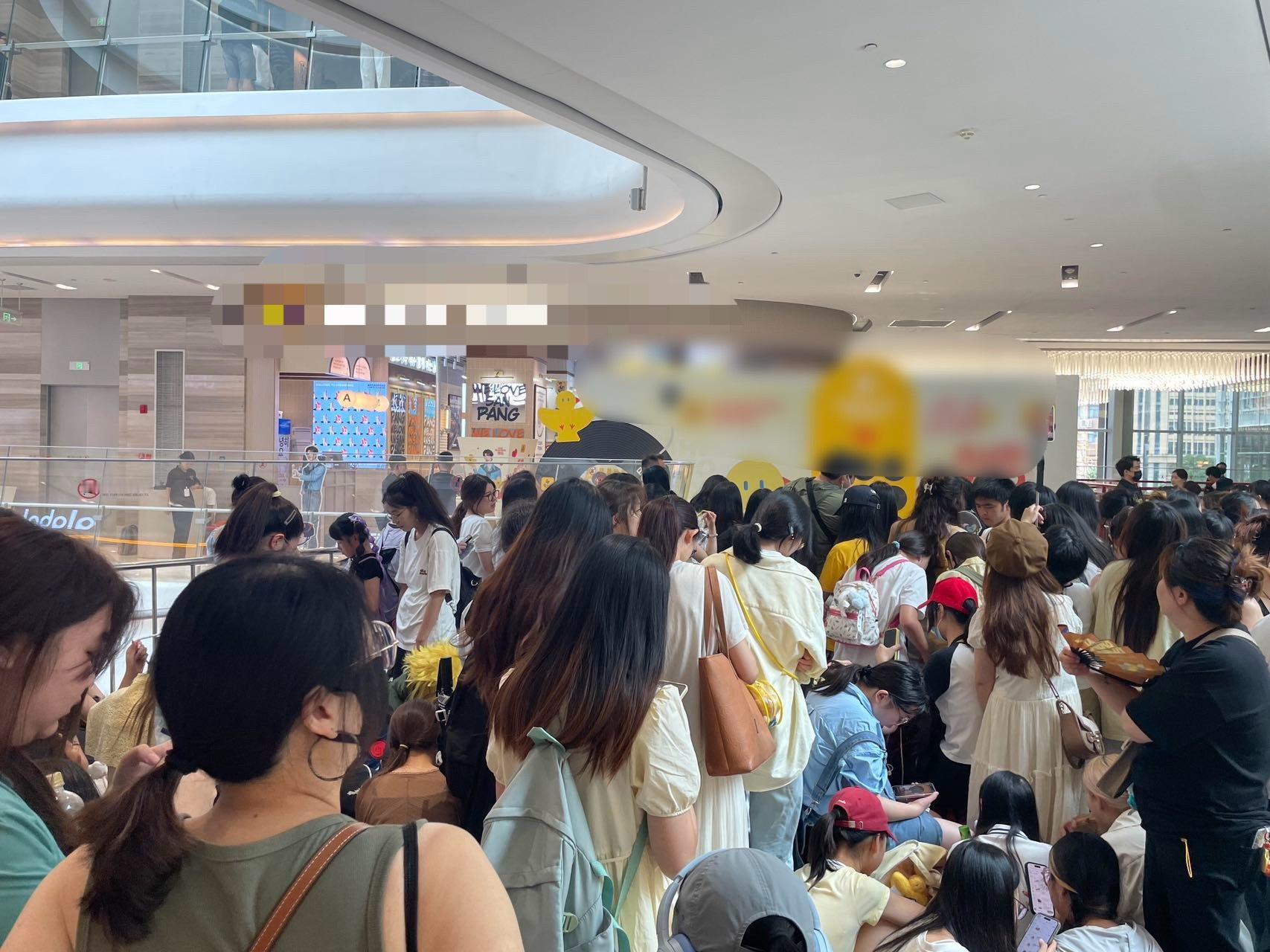 张远上海线下活动人气   张远现身上海线下活动，粉丝热情高涨，现场被围堵得严严实