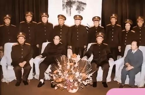 珍藏版历史照片
这是一张1989年，德高望重的开国元勋聂荣臻元帅90大寿时的场景