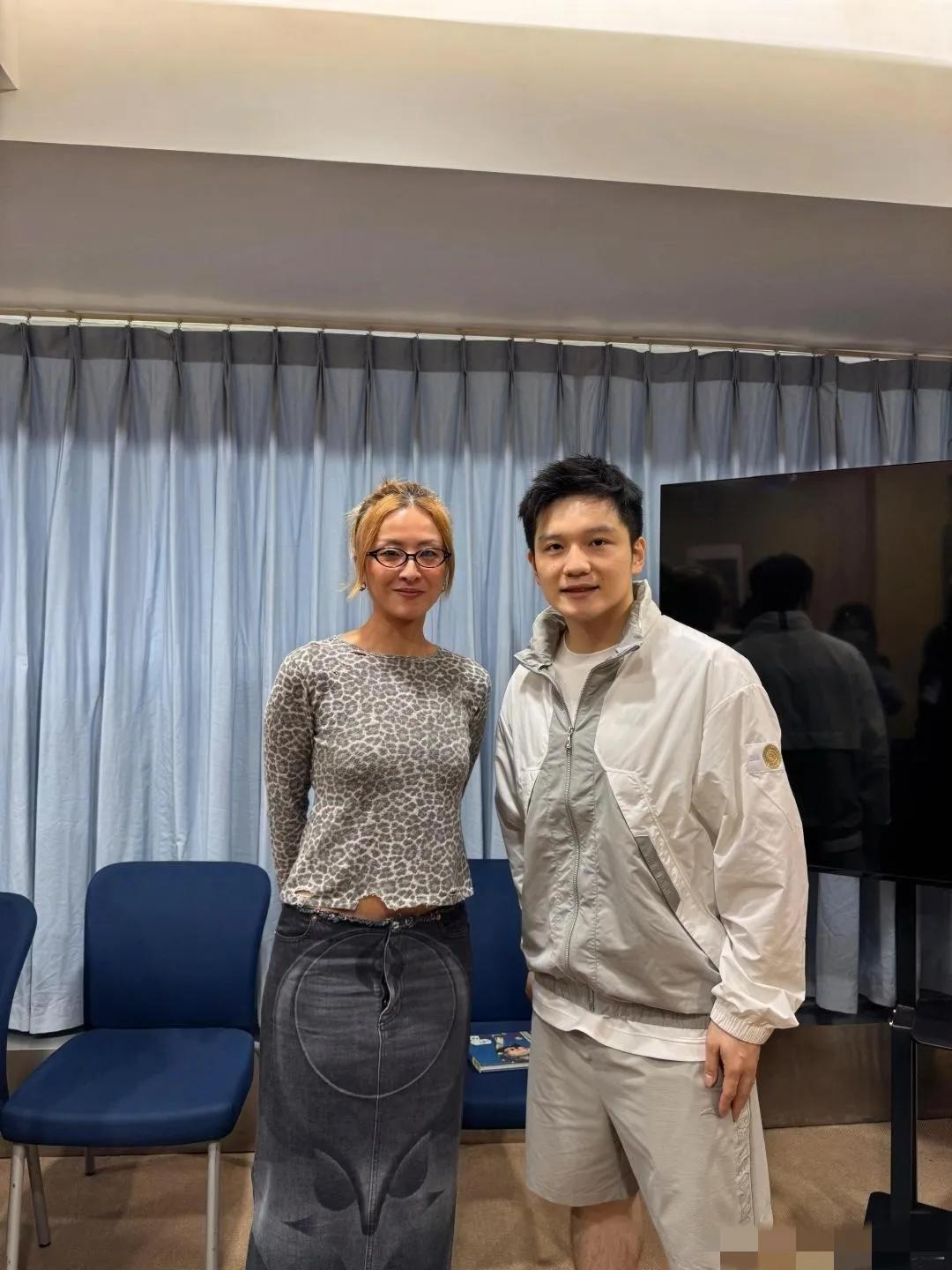 樊振东前几天喊话陈奕迅，让他开演唱会叫他，今天就和徐濠萦合照上了。但是徐濠萦的裙