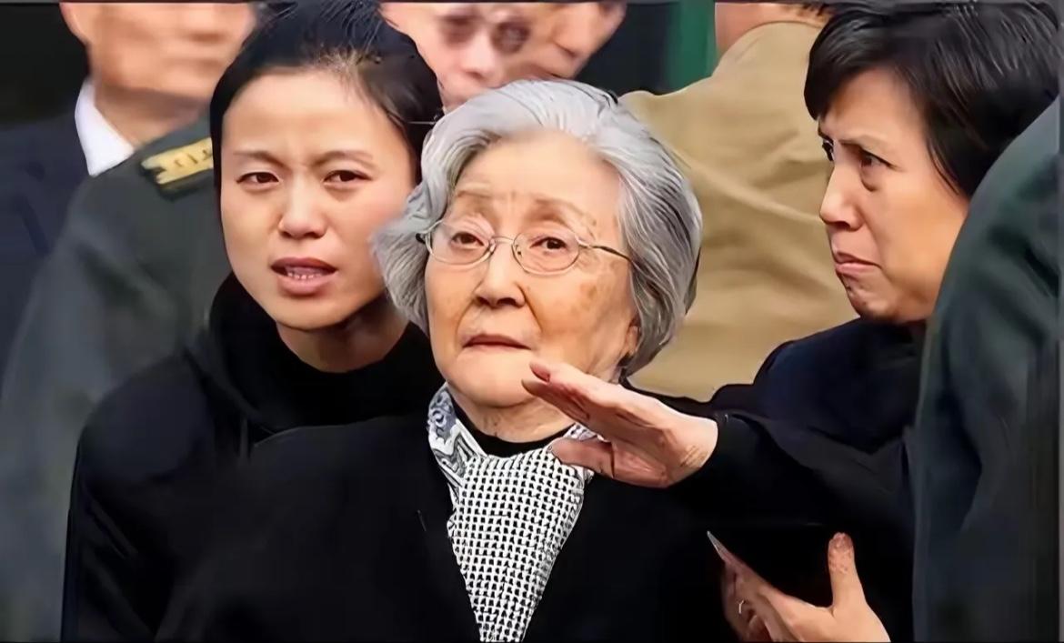 2009年11月，钱学森告别仪式上，蒋英在女儿钱永真和晚辈的搀扶下，一身素衣来到