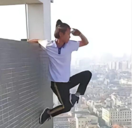 2017年，湖南小伙吴永宁为了拿到10万元报酬，在长沙华远国际大厦263米高的楼