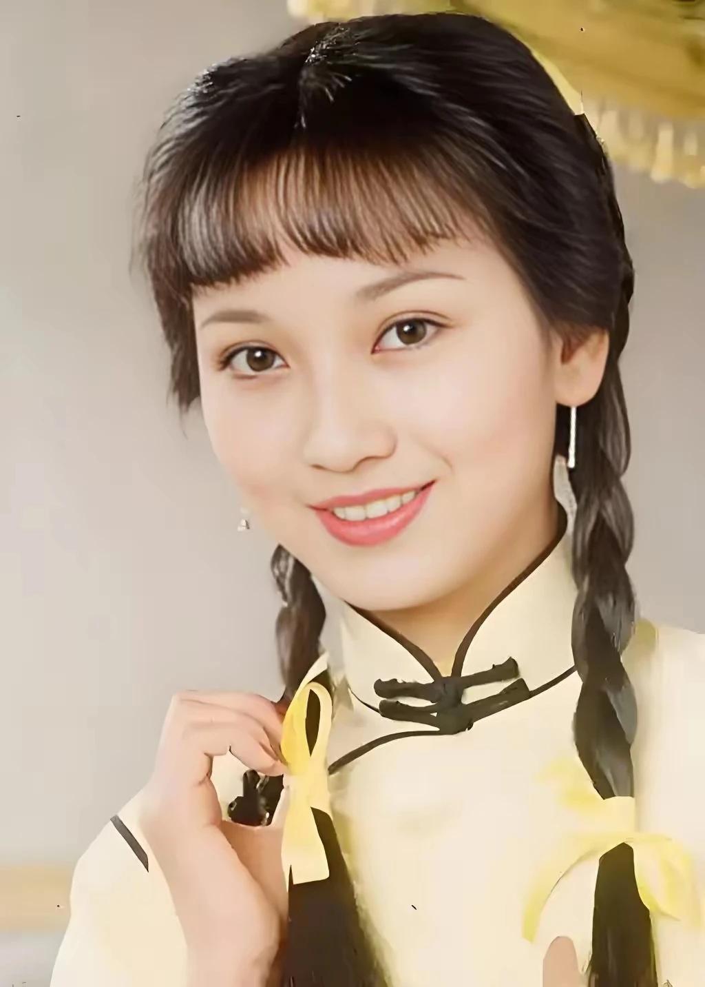 上海滩上一枝花，
楚楚动人绽芳华。