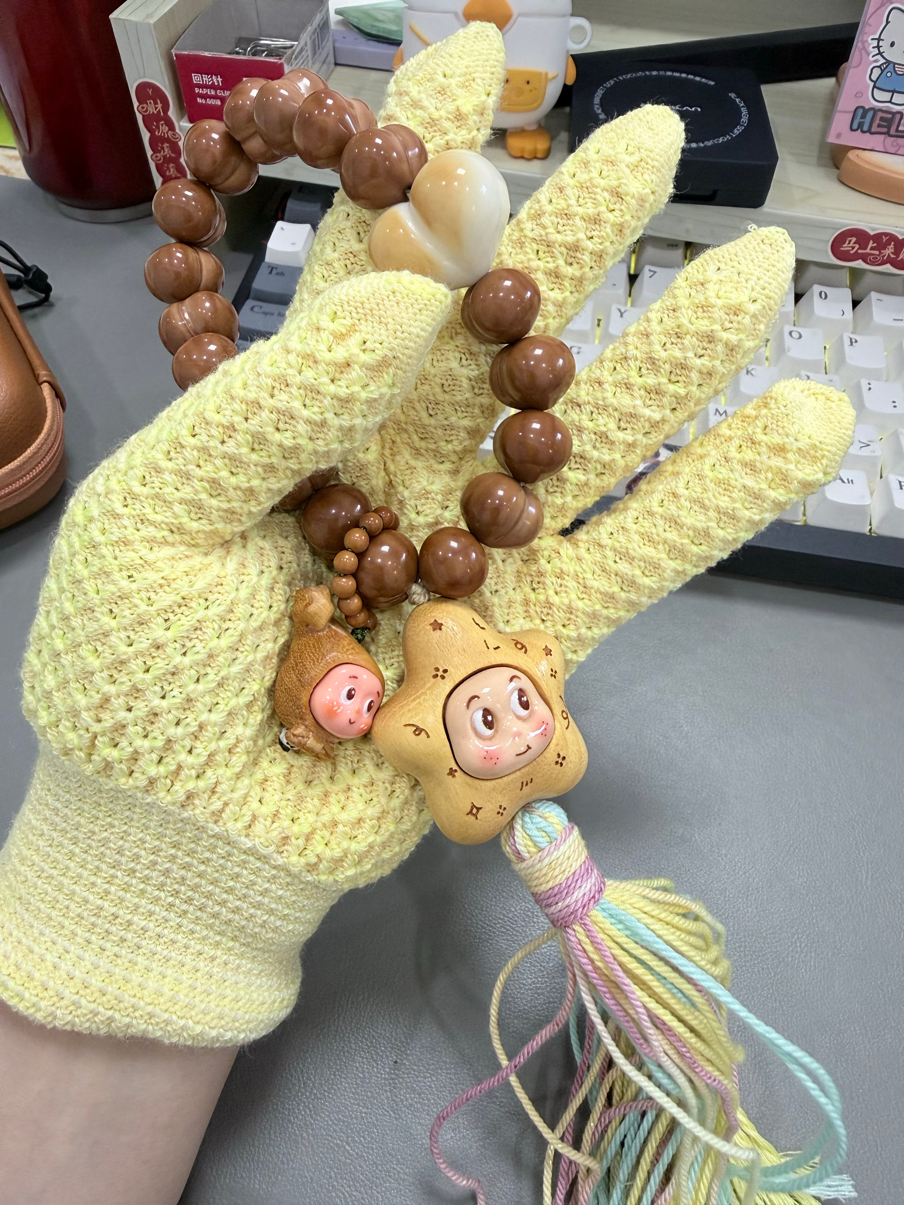 同事年纪轻轻就爱盘串，让我戴上手套不然不让摸