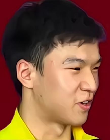 向鹏
冠军荣耀加身
却笑得勉强！
站在伦敦世乒赛领奖台上，
年轻小将向鹏笑得勉强