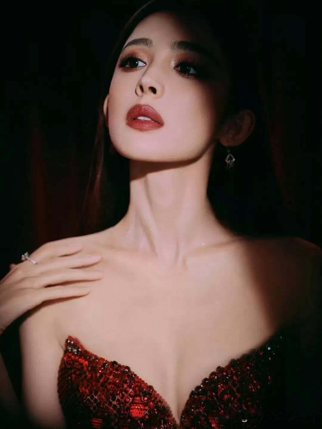 娜扎优雅红裙，惊艳一瞥，尽显高贵魅力！💃🌹