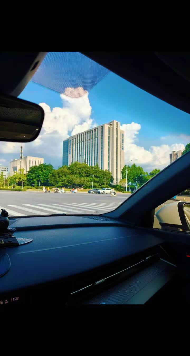 最怕你见识打开了，能力又跟不上，骨子里清高至极，性格上又软弱无比[碰拳]    