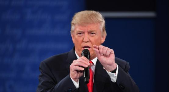 美国贫富差距彻底两极分化，富人狂买游艇豪宅，普通人穷到卖血吃饭，难道这就是所谓的