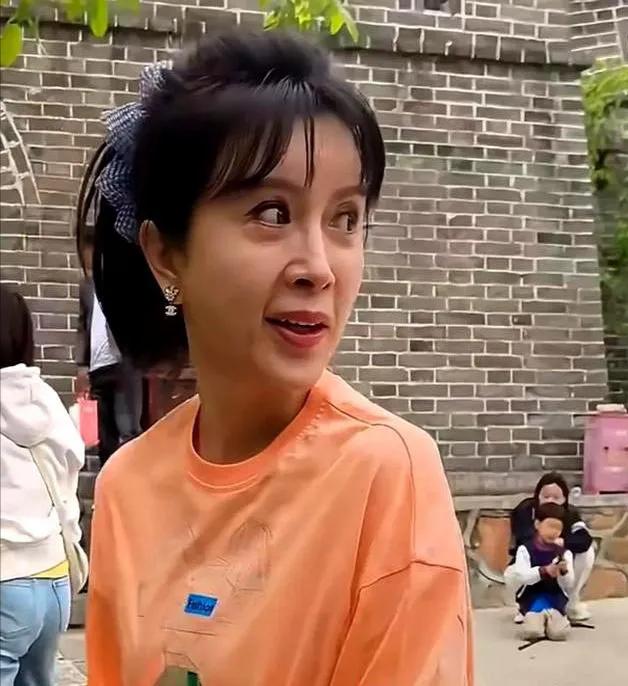 金巧巧的高马尾造型令人眼前一亮。她扎着高马尾，身穿简约服饰，无论是在长城直播还是